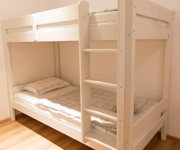 Hostel Vojnik بيت شباب *